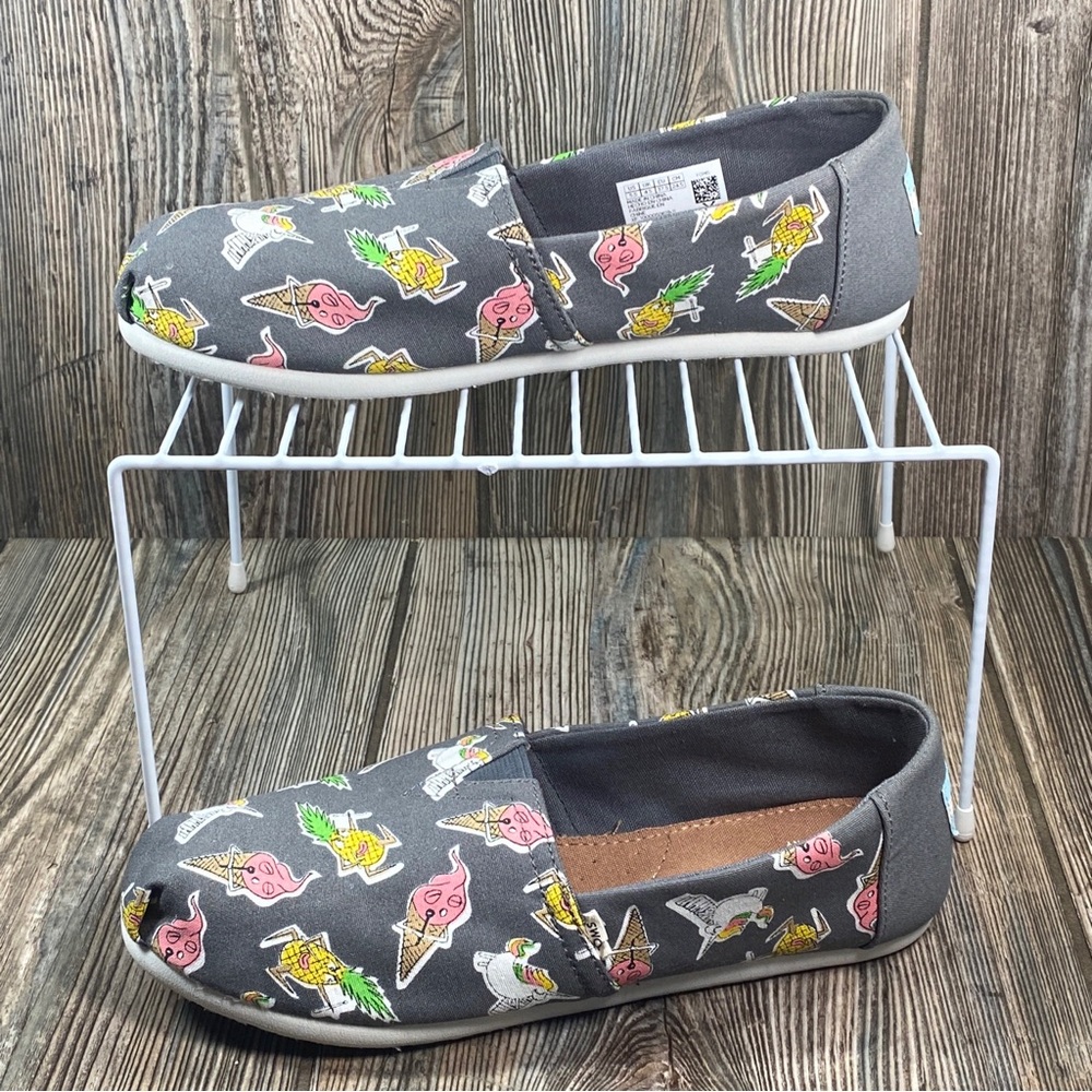 Toms Classic Alpargatas Youth Size 5.5 Gray and White Slip On Shoes